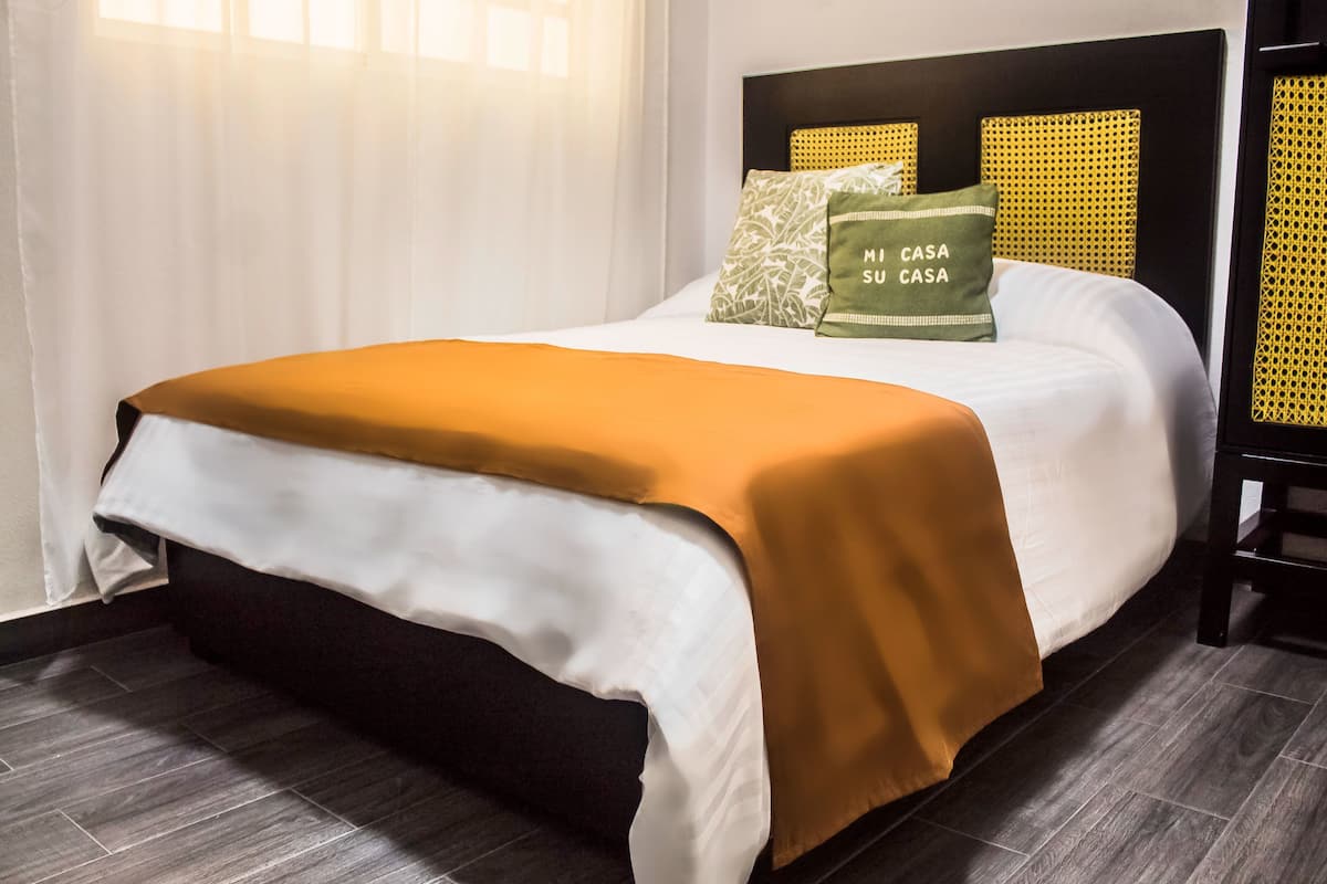 Habitación doble, 1 cama matrimonial | Espacio para trabajar con laptop y cortinas blackout