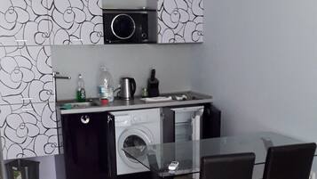 Micro-ondes, cafetiĂšre/bouilloire