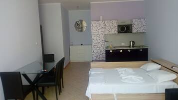 Iron/ironing board, WiFi, bed sheets