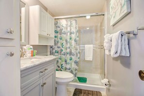 Studio, 1 King Bed (Beach & Tennis 2303) | Bathroom