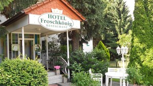 A hotel entrance with a sign reading "HOTEL Froschkönig RESTAURANT". - Hotel Froschkönig (Kassel)