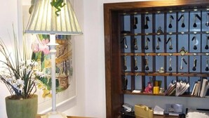 A room with a lamp, a framed picture, and a key rack. - Hotel Froschkönig (Kassel)