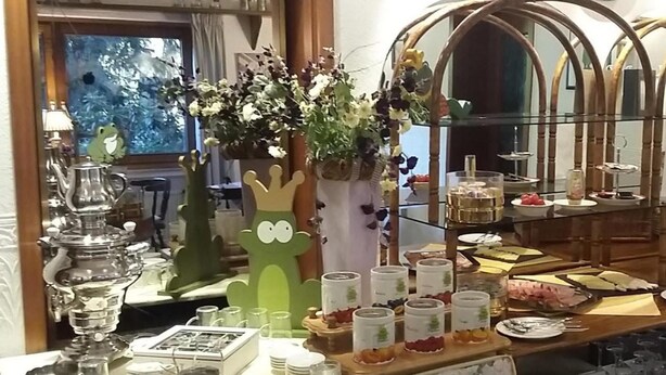 A buffet setup with various food items and a decorative frog centerpiece. - Hotel Froschkönig (Kassel)