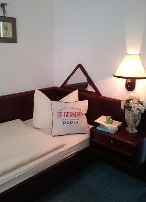 Desk, soundproofing, free WiFi - Hotel Froschkönig (Kassel)