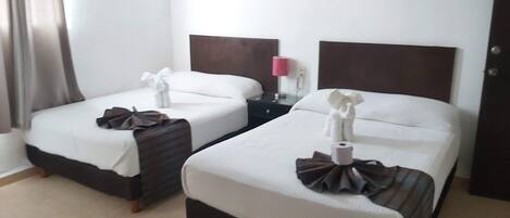 Habitació quàdruple empresarial | Wifi gratuïta i roba de llit