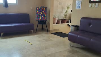 Coin salon dans le hall