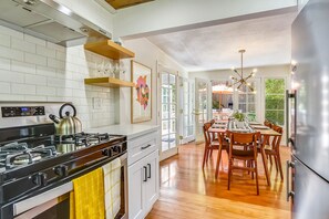 Réfrigérateur, micro-ondes, plaque de cuisson, lave-vaisselle