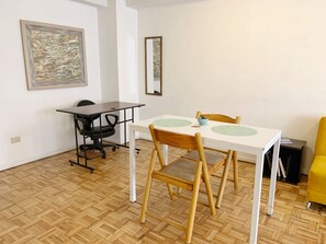 Exclusive Studio Suite, Non Smoking, Balcony | Dining room