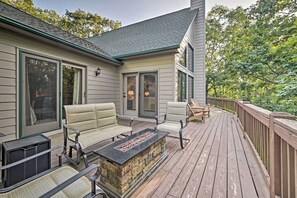 Terrace/patio - 1 Mi to Slopes & Dining: Spacious Ski Getaway! (Wintergreen Resort)