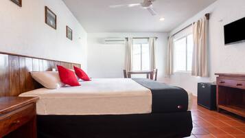 Habitación superior | Tabla de planchar con plancha y ropa de cama