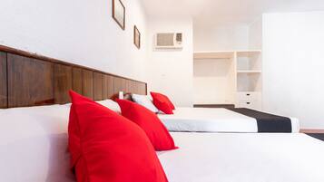 Habitación estándar, 2 camas Queen size, vista a la alberca | Tabla de planchar con plancha y ropa de cama