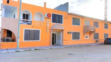 Vista frontal de la propiedad