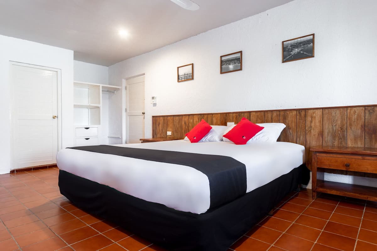 Chambre supérieure | Fer et planche à repasser, literie fournie
