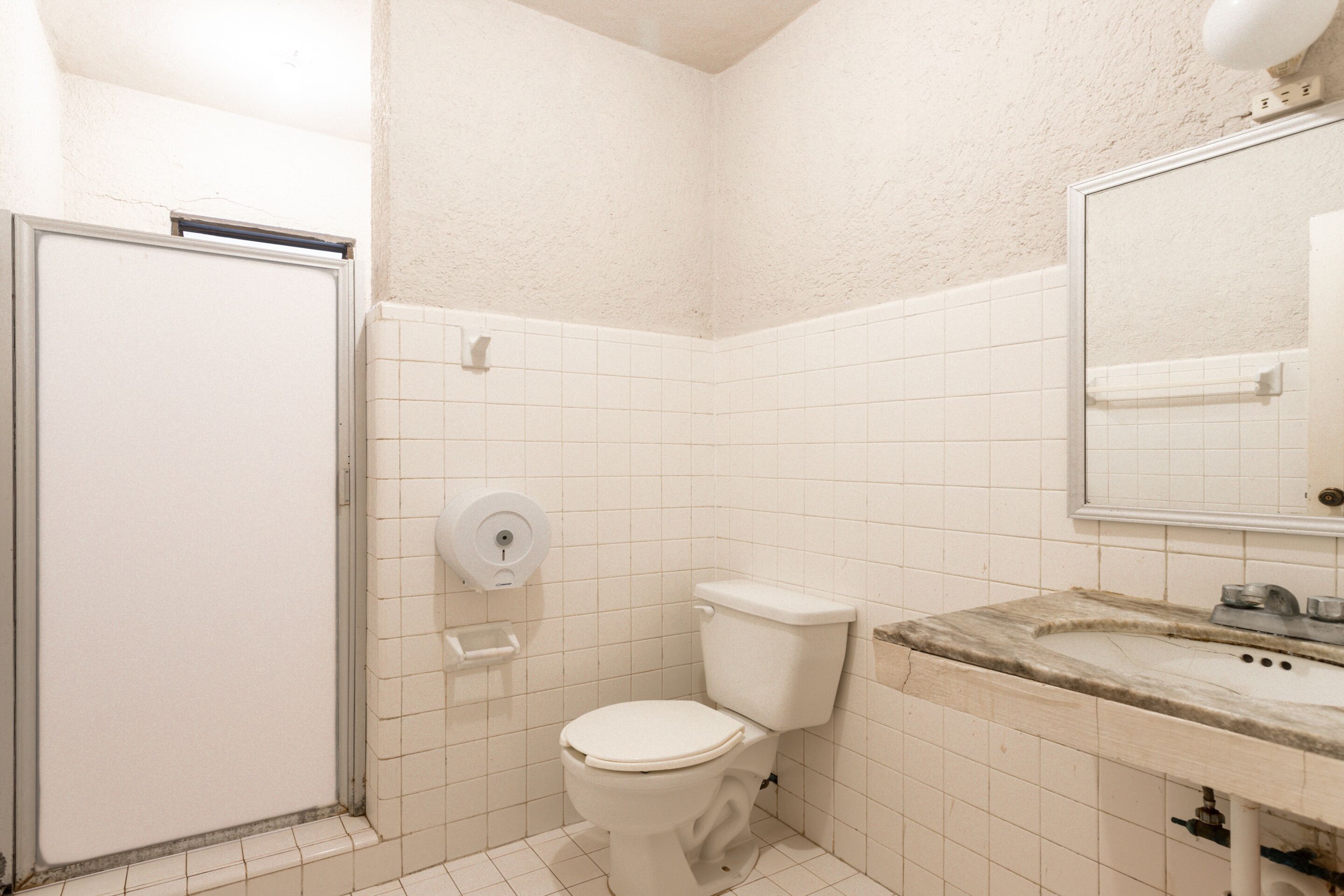 Rom – standard, 2 queensize-senger, bassengutsikt | Bad | Dusj, regndusjhode, håndklær og såpe