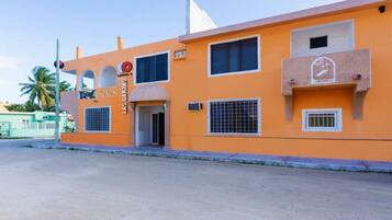 Vista frontal de la propiedad