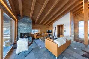 TV, fireplace, DVD player