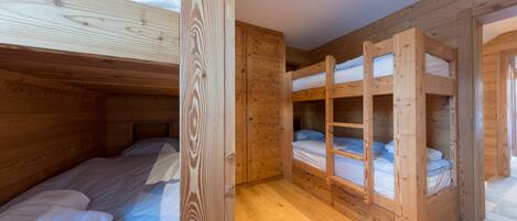 5 عدّة غرف نوم ومكواة/لوح كي وواي فاي مجانًا وملاءات أسرّة