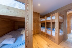 5 bedrooms, iron/ironing board, free WiFi, bed sheets
