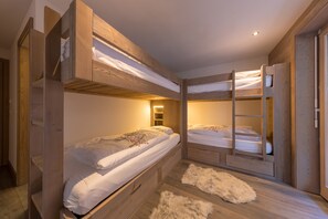 4 slaapkamers, een strijkplank/strijkijzer, gratis wifi, beddengoed