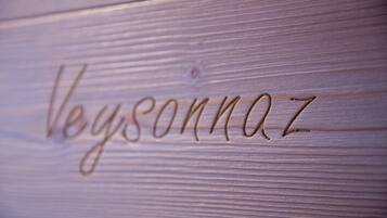 Une surface en bois sur laquelle est gravé le nom « Veysonnaz ».