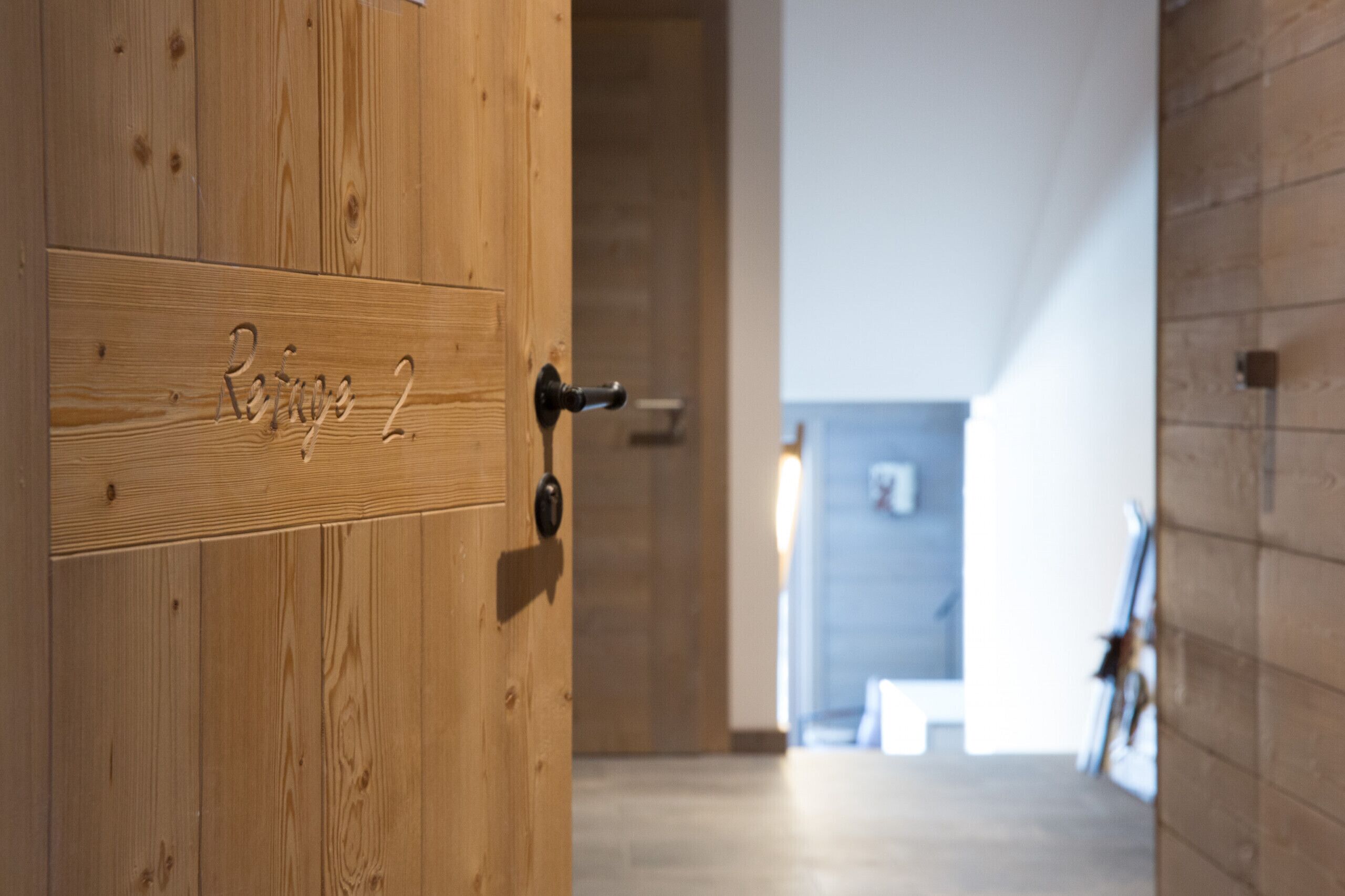 A wooden door with the inscription "Ring 2" and a keyhole.