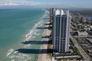 Nær stranden, solsenger og strandhåndklær