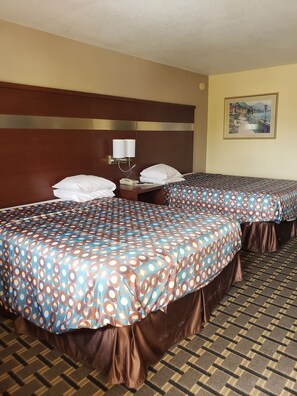 Desk, blackout curtains, free WiFi, bed sheets - Taylor village inn and suites (Taylor)