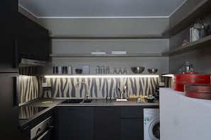 Kühlschrank, Ofen, Geschirrspüler, Wasserkocher mit Kaffee-/Teezubehör