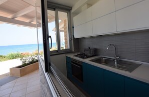 Fridge, oven, stovetop, electric kettle - Covo dei Marinai, sea front, wifi, bbq, parking, a few meters from the sea (Cava D'aliga)