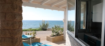 Covo dei Marinai, sea front, wifi, bbq, parking, a few meters from the sea