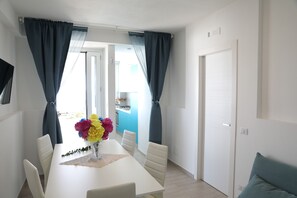 Dining - Covo dei Marinai, sea front, wifi, bbq, parking, a few meters from the sea (Cava D'aliga)