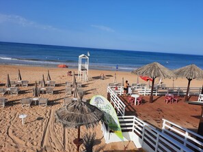 Sur la plage, chaise longue