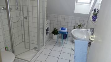 Dusche, Haartrockner, Handtücher, Seife