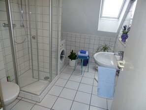 Dusch, hårtork, handdukar och tvål