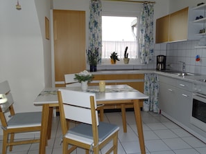 Fridge, microwave, oven, stovetop - bright apartment in the lively, cultural city of Mainz (Rheinland-Pfalz)