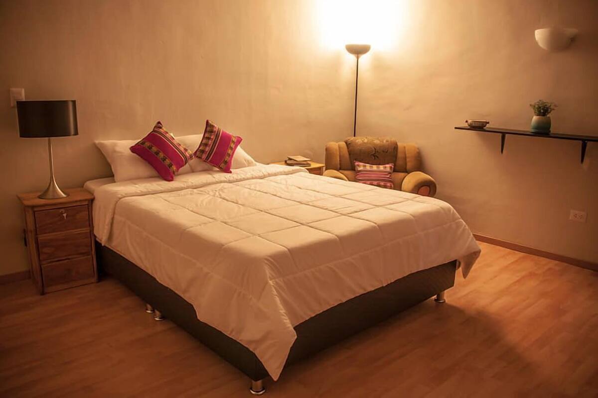 Suite, 1 cama Queen size | Tabla de planchar con plancha, wifi gratis y ropa de cama