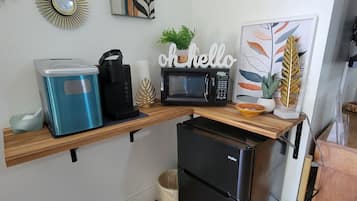 Habitación individual | Decoración individual, escritorio, espacio para trabajar con un portátil