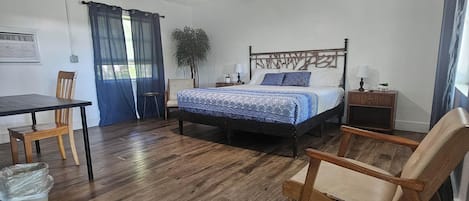 Decoración personalizada, escritorio y espacio para trabajar con laptop