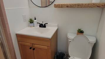 Single Room | Bilik Mandi | Pancuran mandi, tuala disediakan, sabun, syampu