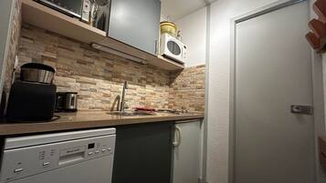 Fridge, microwave, oven, coffee/tea maker