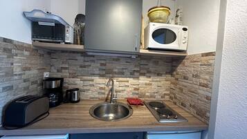 Frigorifero, microonde, forno, macchina per tè/caffè