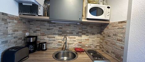 Geladeira, micro-ondas, fogão, cafeteira/chaleira