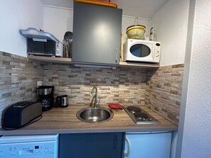 Réfrigérateur, micro-ondes, four, cafetière/bouilloire