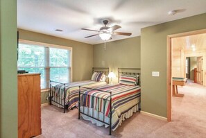 3 bedrooms, iron/ironing board, free WiFi, bed sheets - Creekfront cabin with cozy interiors, hot tub & game room. (Cosby)