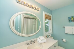 Combined shower/bathtub, towels