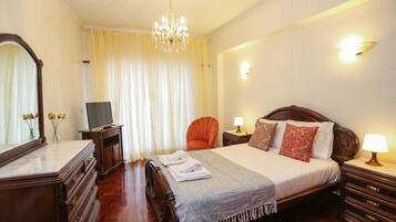 3 bedrooms, desk, iron/ironing board, travel crib