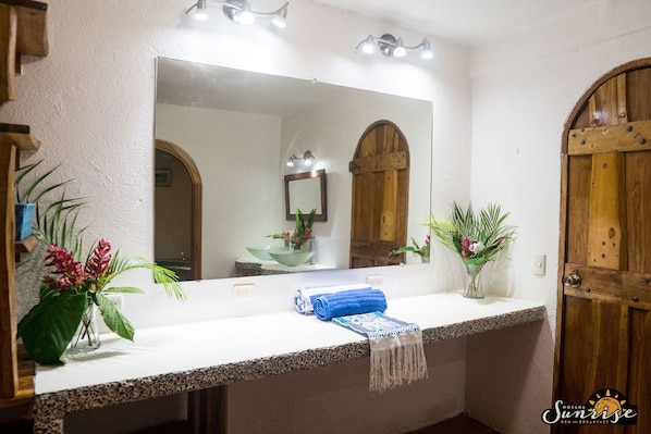 Habitación doble romántica | Lavabo en el baño