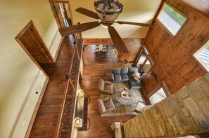 スマートテレビ、暖炉、テレビゲーム、書斎 / ワークスペース