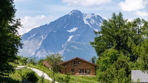 A wooden cabin with a view of a mountain. - Chalet Pierre Blanche - Ski-in/out (Haute-Nendaz)