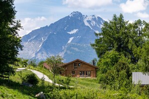 A wooden cabin with a view of a mountain. - Chalet Pierre Blanche - Ski-in/out (Haute-Nendaz)